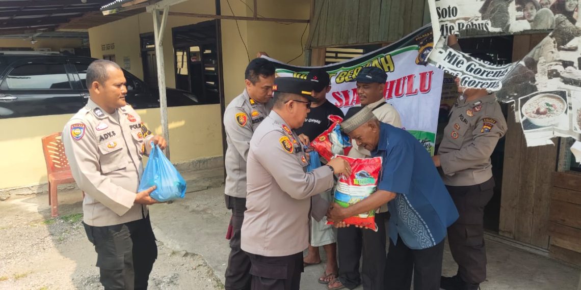 Jumat Barokah, Polsek Siak Hulu Berikan Bansos Kepada Warga Kurang Mampu di Desa Pangkalan Baru