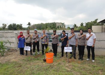 Hari Jadi Humas Polri ke -72, Humas Polres Kampar Tanam puluhan Pohon