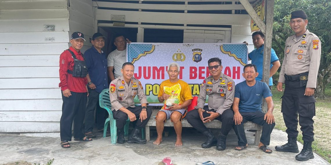 Kembali Polsek Tapung Serahkan Sembako di Jumat Barokah Kepada Warga Kurang Mampu di Desa Sei Lembu Makmur