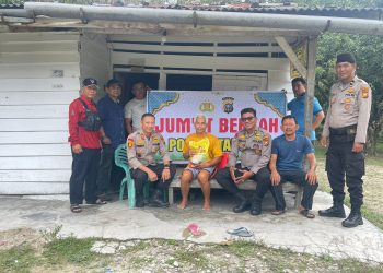 Kembali Polsek Tapung Serahkan Sembako di Jumat Barokah Kepada Warga Kurang Mampu di Desa Sei Lembu Makmur