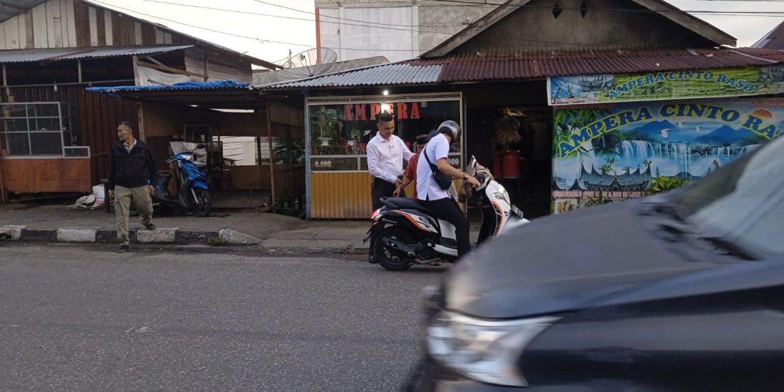 Saat Strong Poin Personil Polres Kampar, Bantu Lansia disabilitas