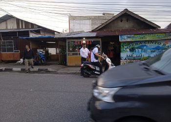 Saat Strong Poin Personil Polres Kampar, Bantu Lansia disabilitas
