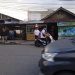 Saat Strong Poin Personil Polres Kampar, Bantu Lansia disabilitas