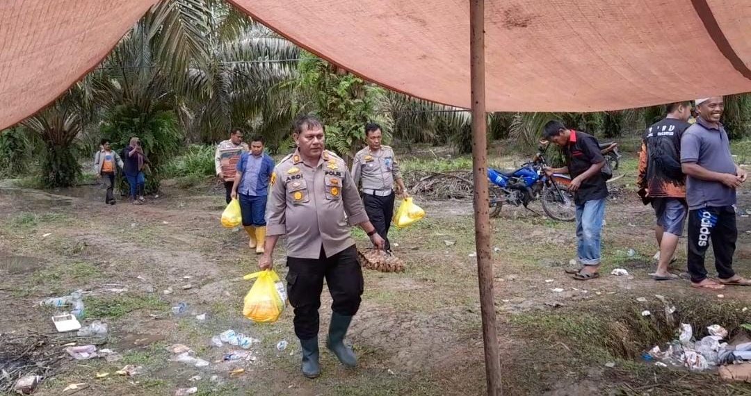 Polsek Siak Hulu Bantu Sembako Untuk Dapur Umum Pencarian Korban Tenggelam