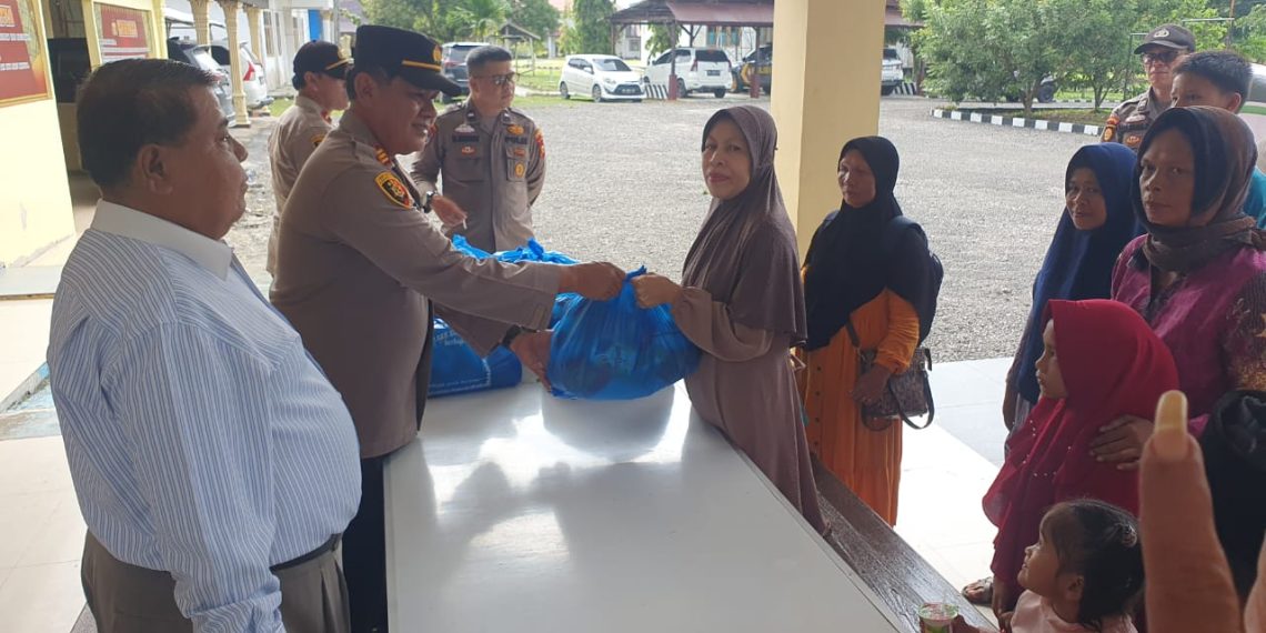 Jumat Berkah, Polsek Siak Hulu Berbagi Sembako Kepada Warga Kurang Mampu