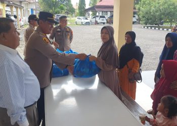 Jumat Berkah, Polsek Siak Hulu Berbagi Sembako Kepada Warga Kurang Mampu