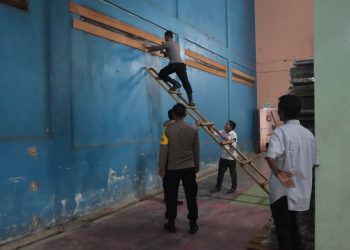Memasuki musim penghujan, Pesonil Polres Kampar melakukan antisipasi Kerusakan Logistik Pemilu di gudang logistik Pemilu Kabupaten Kampar