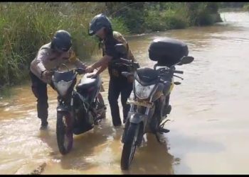 Bhabinkamtibmas Kunjungi Desa Sulit Ditempuh Dalam Rangka Cooling System Pemilu Damai 2024