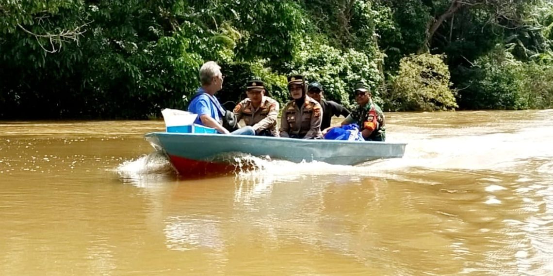 Dengan Perahu Kelotok, Kapolsek Tapung Serahkan Bantuan Sembako Kepada Warga Kurang Mampu di Bantaran Sungai Tapung Desa Petapahan