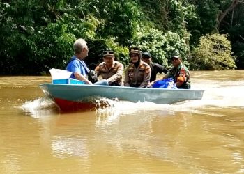 Dengan Perahu Kelotok, Kapolsek Tapung Serahkan Bantuan Sembako Kepada Warga Kurang Mampu di Bantaran Sungai Tapung Desa Petapahan