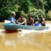 Dengan Perahu Kelotok, Kapolsek Tapung Serahkan Bantuan Sembako Kepada Warga Kurang Mampu di Bantaran Sungai Tapung Desa Petapahan