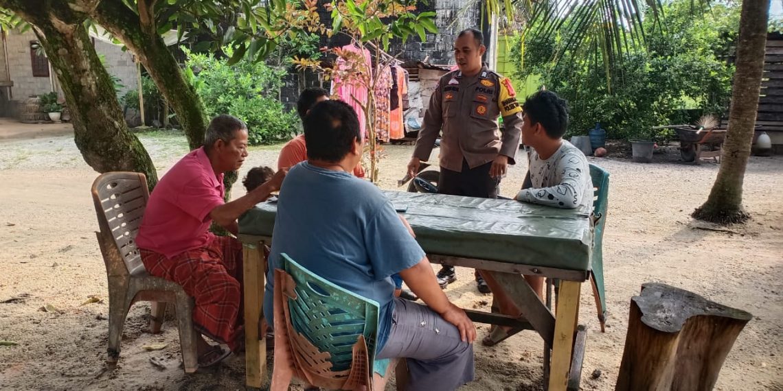 Personel Polsek Tapung Hulu Berikan Imbauan Pemilu Damai 2024 Di Desa Tanah Datar