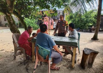Personel Polsek Tapung Hulu Berikan Imbauan Pemilu Damai 2024 Di Desa Tanah Datar