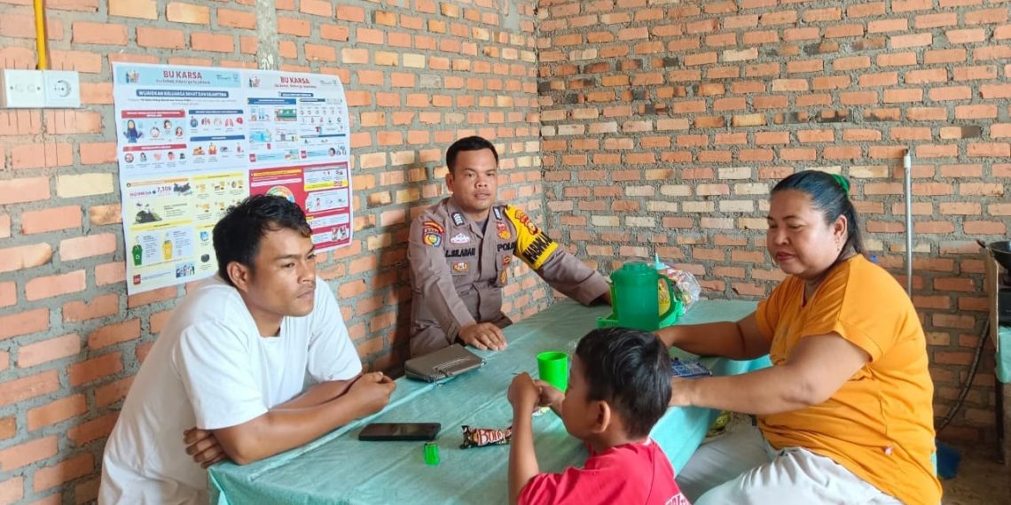 Gencar Lakukan Cooling System, Bhabinkamtibmas Bripka L.Silaban Sambangi Rumah Warga dan Sampaikan Pesan Pemilu Damai