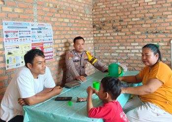 Gencar Lakukan Cooling System, Bhabinkamtibmas Bripka L.Silaban Sambangi Rumah Warga dan Sampaikan Pesan Pemilu Damai