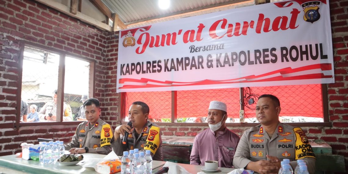 Jelang Nataru Kapolres Kampar dan Kapolres Rohul Jumat Curhat dengan masyarakat di Perbatasan Kab. Kampar – Kab. Rohul