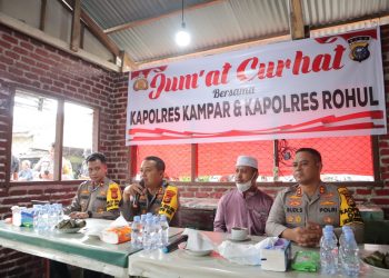 Jelang Nataru Kapolres Kampar dan Kapolres Rohul Jumat Curhat dengan masyarakat di Perbatasan Kab. Kampar – Kab. Rohul