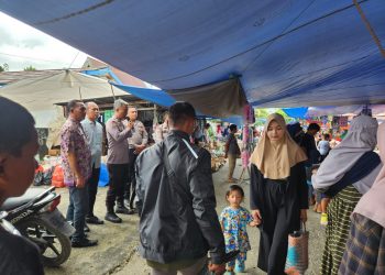 Sapa Pengunjung Pasar Kamis,Polsek KKH Tingkatkan Cooling System jelang pemilu 2024