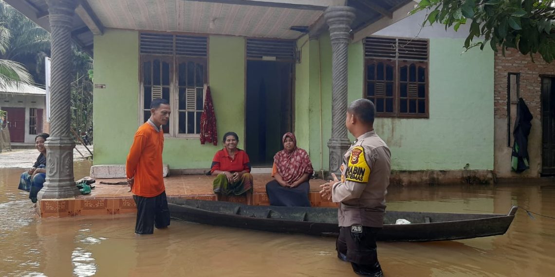 Berjibaku, Akibat Banjir Bhabinkamtibmas Polsek Siak Hulu Beri Edukasi Dan Cooling System Kepada Warga Desa Teratak Buluh