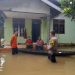 Berjibaku, Akibat Banjir Bhabinkamtibmas Polsek Siak Hulu Beri Edukasi Dan Cooling System Kepada Warga Desa Teratak Buluh