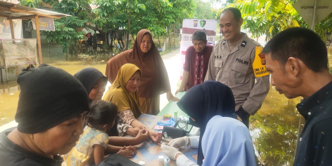 Bakti kesehatan terhadap masyarakat yang terdampak banjir oleh Polres Kampar