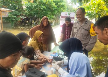 Bakti kesehatan terhadap masyarakat yang terdampak banjir oleh Polres Kampar