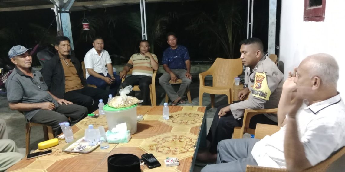 Hingga Malam, Bhabinkamtibmas di Perhentian Raja ini Masih Sambangi Warganya