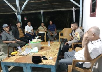Hingga Malam, Bhabinkamtibmas di Perhentian Raja ini Masih Sambangi Warganya