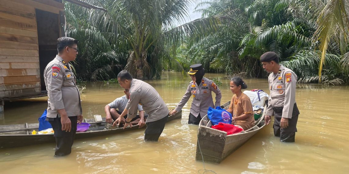 Kapolsek Tapung Lintasi Genangan Air Sambangi Warga Dalam Giat Cooling System