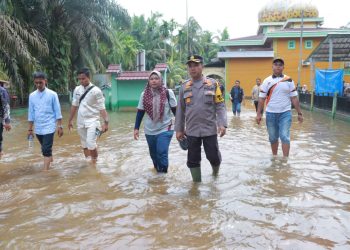 Kapolres Bersama Forkopimda Kampar Cek TPS Yang Akan Digunakan Masih Digenangi Banjir