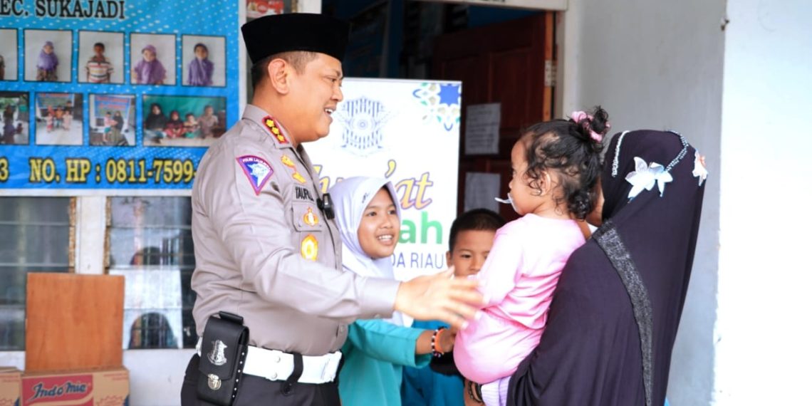 “COOLING SYSTEM” TUGAS SEMBARI IBADAH, DIRLANTAS POLDA RIAU SERAHKAN BANTUAN SEMBAKO KE PANTI ASUHAN AR RAHMAN