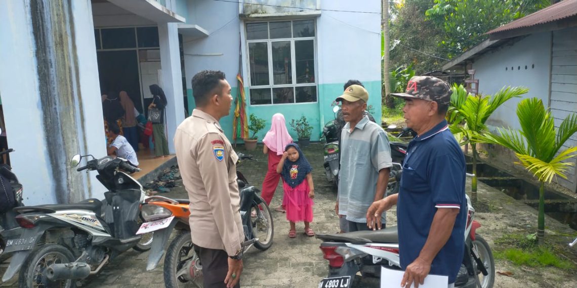 Jalin Keakraban, Personil Polsek Kampar Kiri Ajak Warga Kelurahan Sungai Pagar Sukseskan Pemilu Damai