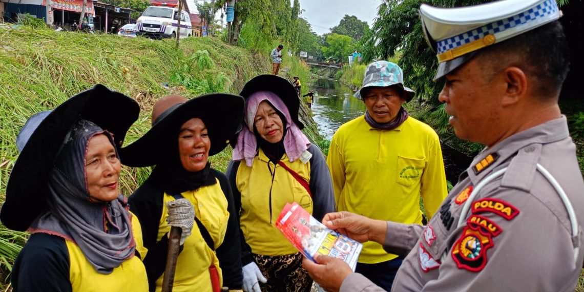*Sembari Gotong Royong Personil Ditlantas Polda Riau Sampaikan Pesan Kamseltibcarlantas dan Pemilu Damai.*