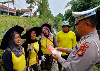 *Sembari Gotong Royong Personil Ditlantas Polda Riau Sampaikan Pesan Kamseltibcarlantas dan Pemilu Damai.*