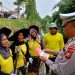 *Sembari Gotong Royong Personil Ditlantas Polda Riau Sampaikan Pesan Kamseltibcarlantas dan Pemilu Damai.*
