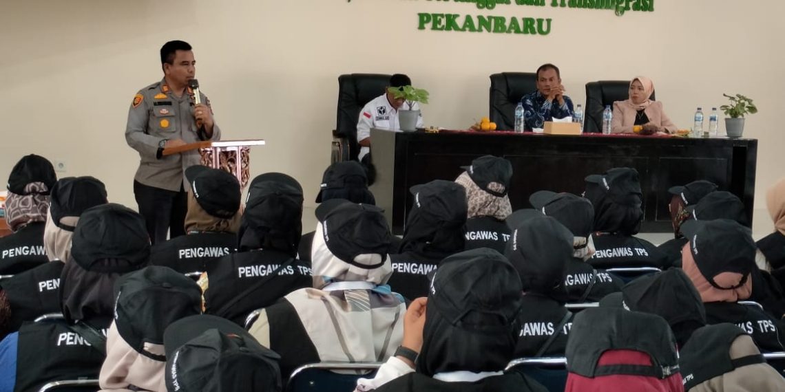 Kapolsek Hadiri Pelantikan dan Pembekalan Pengawas TPS Se – Kecamatan dan Beri Himbauan Kamtibmas