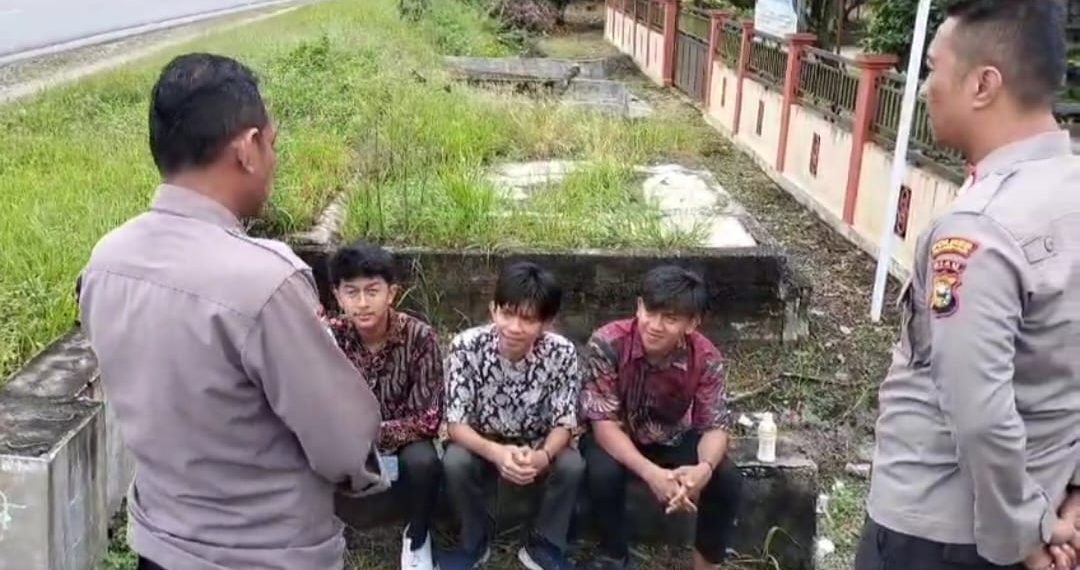 Polsek Kampar Kiri Hilir, Terus Bersilaturahmi Pada Warganya Menjelang Hari Pencoblosan