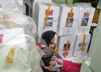 Terharu, Personil PAM TPS Polsek Perhentian Raja Didatangi Anak Balitanya Saat Bertugas