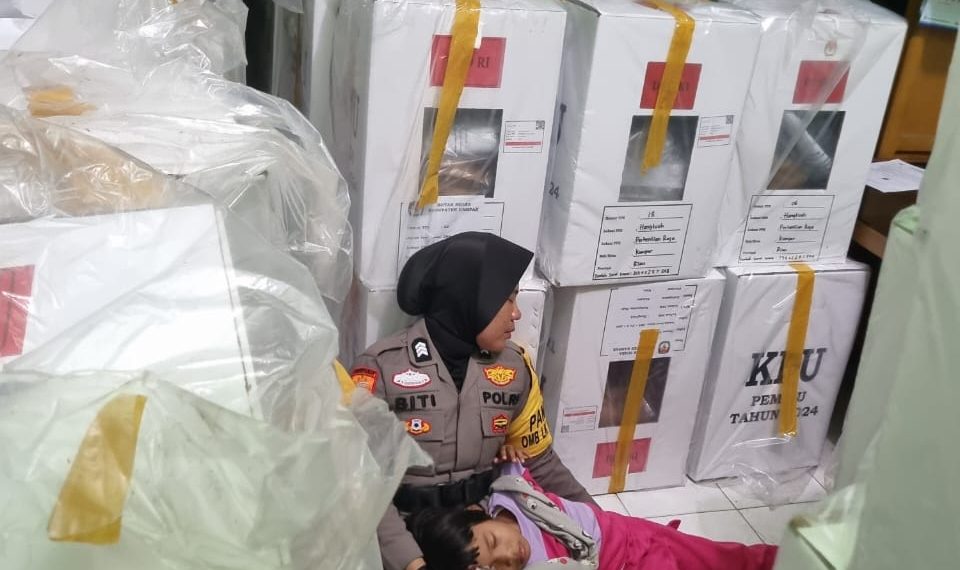 Terharu, Personil PAM TPS Polsek Perhentian Raja Didatangi Anak Balitanya Saat Bertugas