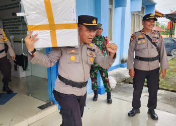 Pastikan Aman, Kapolsek Tambang Langsung Angkat Logistik Pemilu ke Mobil