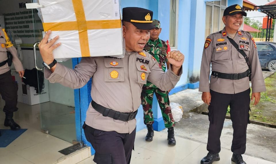 Pastikan Aman, Kapolsek Tambang Langsung Angkat Logistik Pemilu ke Mobil