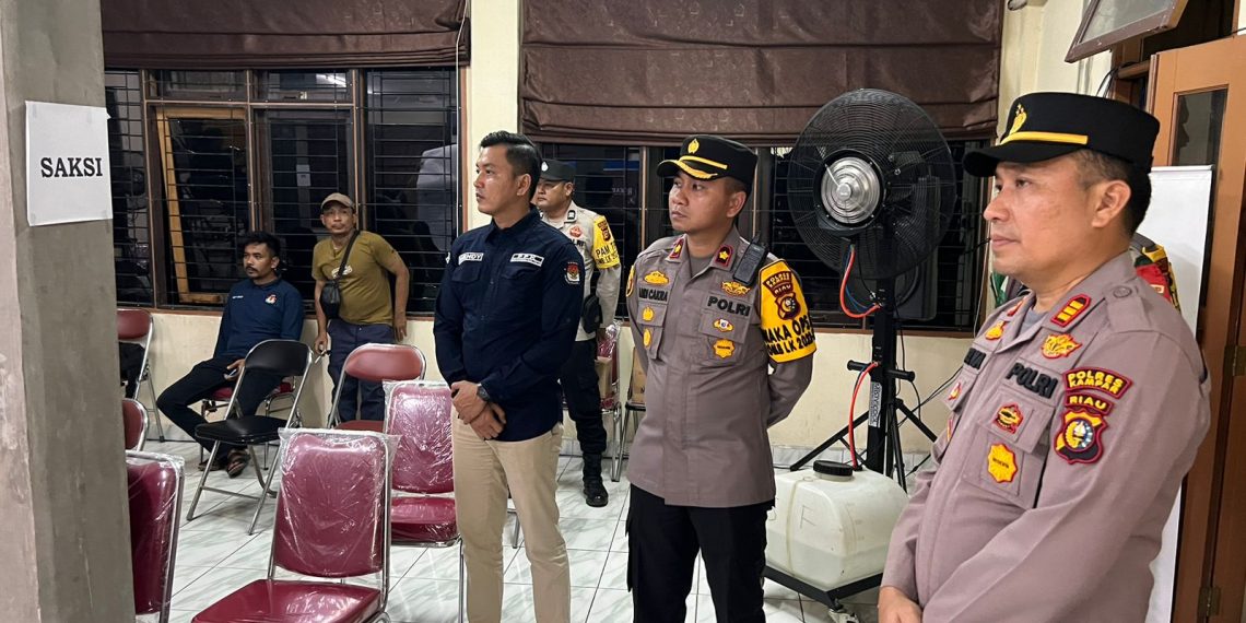 Pastikan Logistik Aman, Waka Polres Bersama Kapolsek Kampar Kiri Hilir Cek Logistik Pemilu