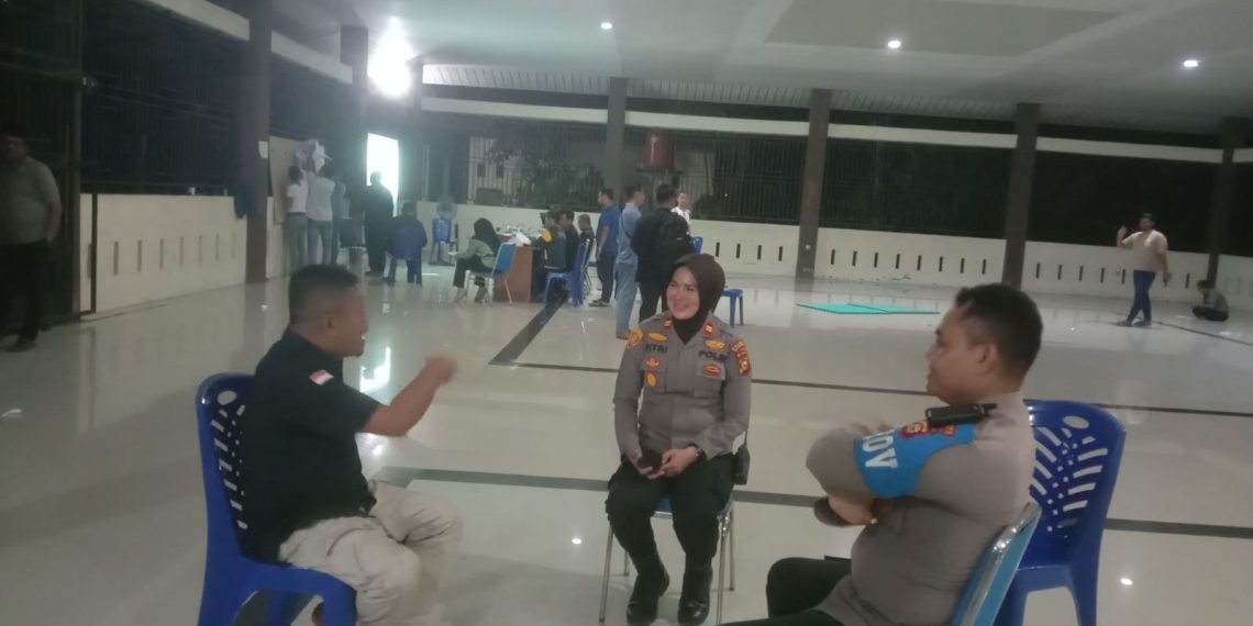 Tak Kenal Waktu, Kapolsek Bangkinang Kota Pantau Pleno Rekapitulasi Suara Hingga Malam
