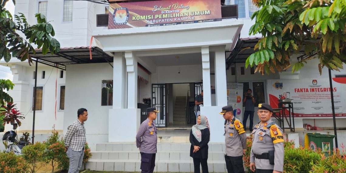Pastikan Logistik Aman, Kapolres Polres didamping Wakapolres Kampar Cek Logistik Pemilu 2024 di KPU