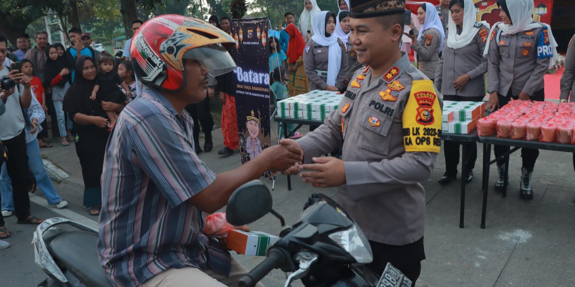 Kapolres Kampar Bersama PJU Polres Kampar Bagi-bagi Takjil untuk Masyarakat di Pos Pam Lapangan Merdeka.
