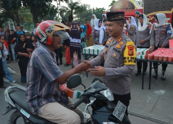 Kapolres Kampar Bersama PJU Polres Kampar Bagi-bagi Takjil untuk Masyarakat di Pos Pam Lapangan Merdeka.
