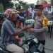 Kapolres Kampar Bersama PJU Polres Kampar Bagi-bagi Takjil untuk Masyarakat di Pos Pam Lapangan Merdeka.