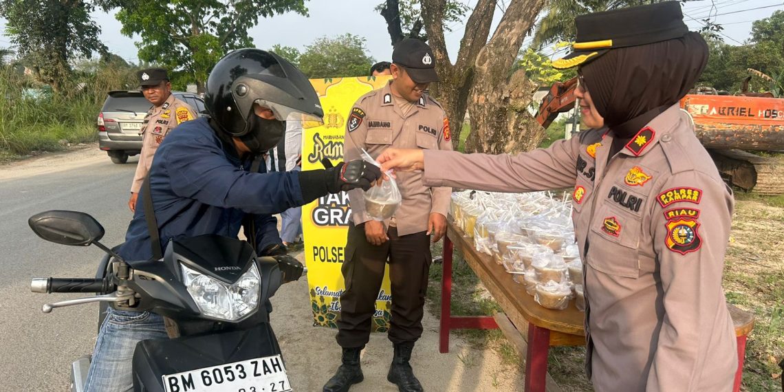 Jelang Buka Puasa, Kapolsek Tapung Bagikan Takjil Gratis Untuk Masyarakat yang Melintas