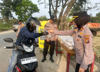 Jelang Buka Puasa, Kapolsek Tapung Bagikan Takjil Gratis Untuk Masyarakat yang Melintas