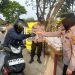 Jelang Buka Puasa, Kapolsek Tapung Bagikan Takjil Gratis Untuk Masyarakat yang Melintas